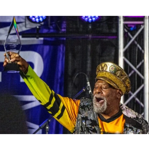 Parliament-Funkadelic founder George Clinton raises his Eddie Ray Lifetime Achievement Award during the North Carolina Music Hall of Fame induction ceremony - Orange County Arts News